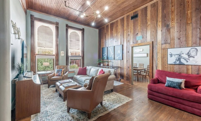 Downtown Apartment | Stylish Satchmo Hotel: Central Location with Breakfast & Kitchen