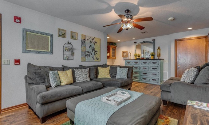 Norman Bed & Breakfast | Pet-Friendly Satin Suite at Whispering Pines Inn Awaits