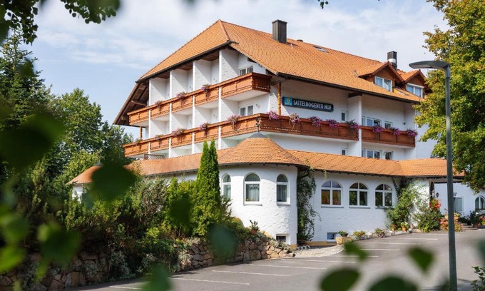 Traitsching Hotel | Discover Sattelbogener Hof: Pet-Friendly Stay with Pool