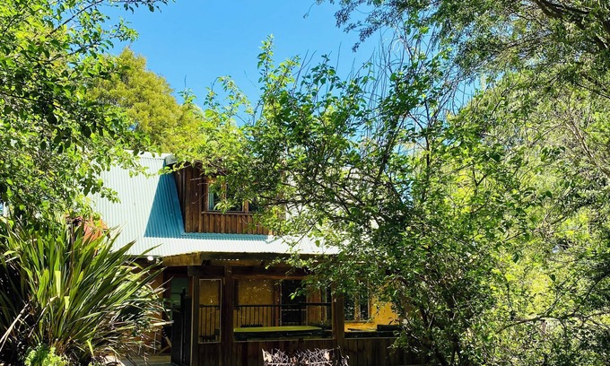 Daylesford House | Discover Saturna Art Retreat: Spa, Pool & Family-Friendly