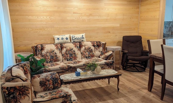 Sauble Beach Cottage | Experience Sauble Beach Cottage - Newly Renovated & Ocean View
