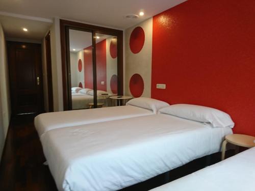 La Coruna Hotel | Inviting Saudade Hostal Cafetería - Family-Friendly Retreat