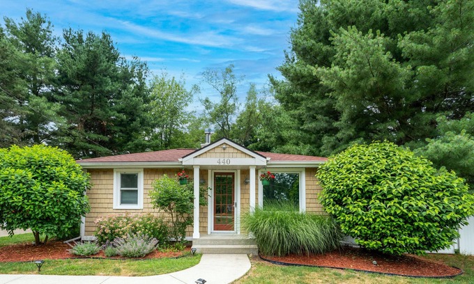 Douglas Cottage | Pet-Friendly Retreat with Hot Tub & Fenced Yard in Saugatuck