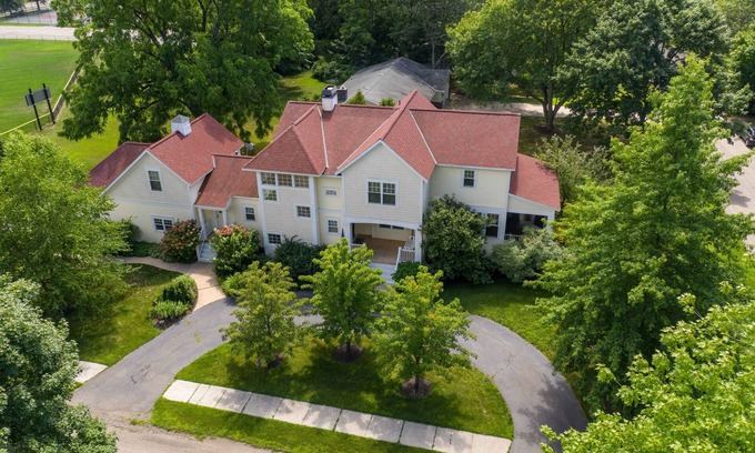 Saugatuck House | ```html
Modern Farmhouse in Saugatuck - Exceptional 10/10 Rating!
```