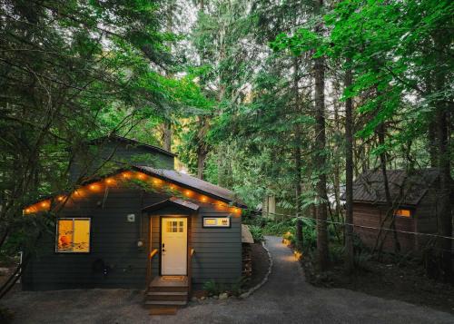 Darrington House | Sauk River Cabins - Hot tub - Firepit