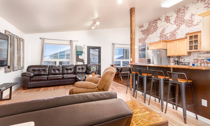 Valdez House | Mountain View Retreat: Guest Rated 9.8 with Spa and Sauna