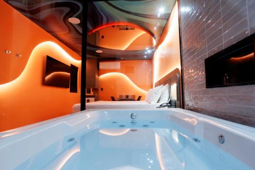 Goiania Hotel | Cozy Savanas Motel: Enjoy Breakfast & Relax in the Hot Tub
