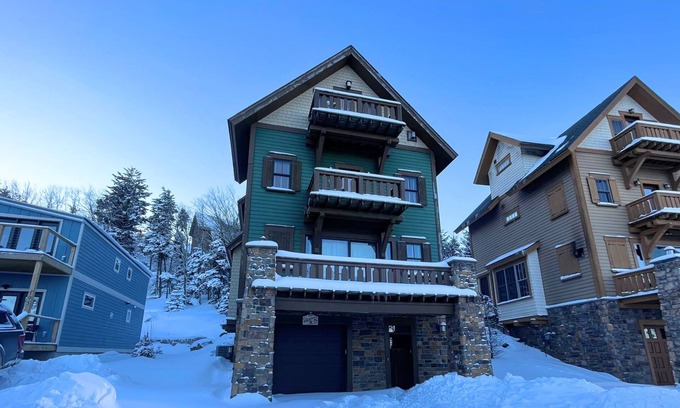 Snowshoe House | Relaxing Retreat at Savanna - Hot Tub Near Soaring Eagle