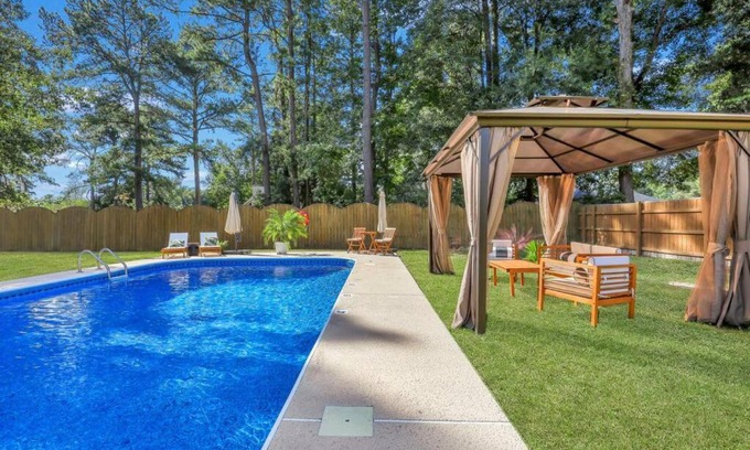 Savannah House | Family-Friendly Savannah 5BR with Pool, Jacuzzi & Firepit