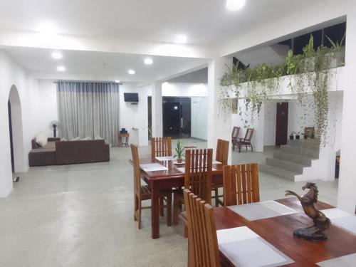 Hikkaduwa Hotel | Budget-Friendly Savendro: Family and Wheelchair Accessible