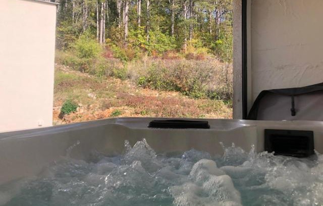 Savigny-les-Beaune Villa | Exquisite Savigny View with Inviting Hot Tub and 9.7 Rating