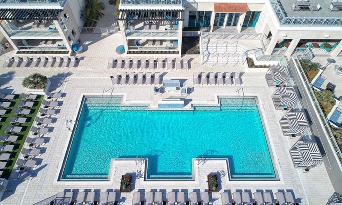 East Daytona Hotel | Experience Thrilling Stays: Family Units with Pool & City Views