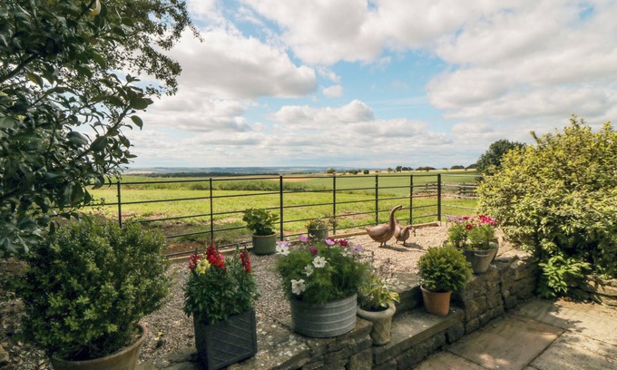 Potter Brompton Cottage | Discover Sawdon Heights: Family-Friendly with Breakfast Included