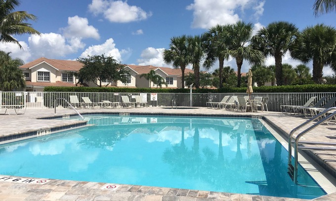 Fort Myers Condo | Escape to Paradise: Condo in Colonial Country Club