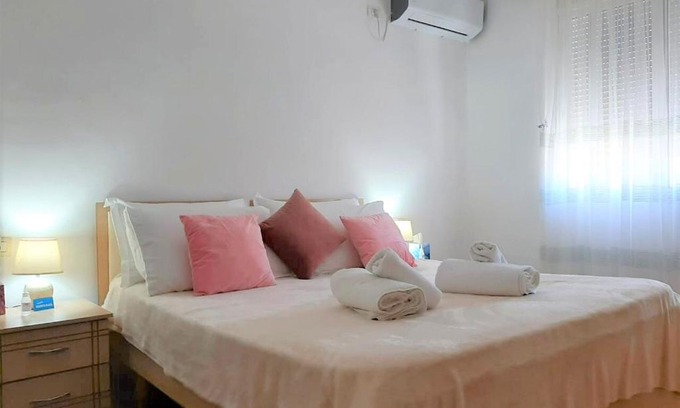 Mbrostar-Urë House | Discover Sazani's Place: Family-Friendly Retreat with 9/10 Rating