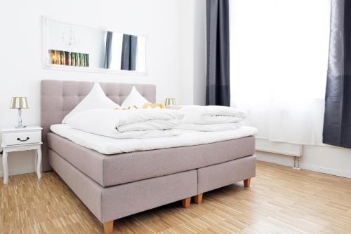 Charlottenburg Apartment | Welcoming Family & Business Retreat at Rockchair Apartments