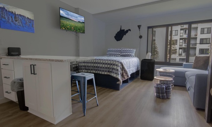 Snowshoe Condo | Renovated Studio with Courtyard Views & Pool Access