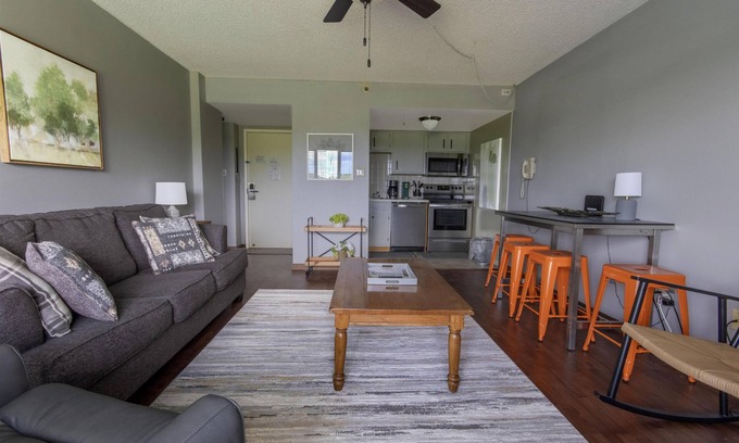Snowshoe Condo | Inviting 1BR with Private Deck and Pool for Summer Getaways