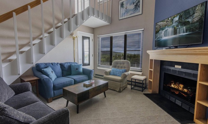 Snowshoe Condo | Inviting 2BR Retreat with Loft, Balcony & Pool Access