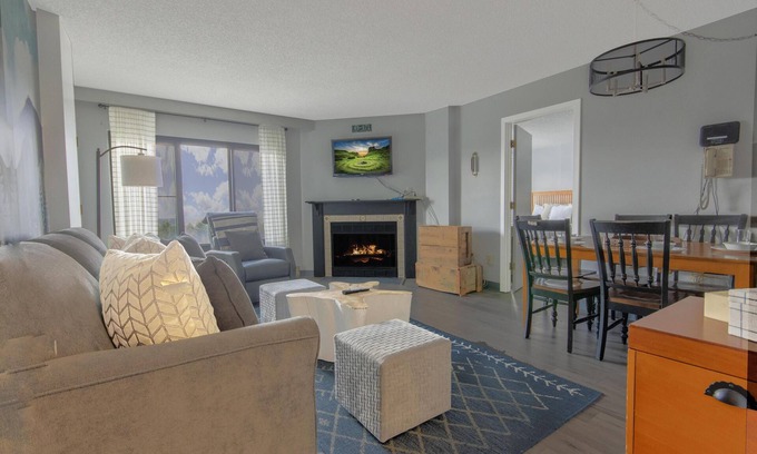 Snowshoe Condo | Modern 2BR Retreat with Pool: Ideal for Biking Adventures!