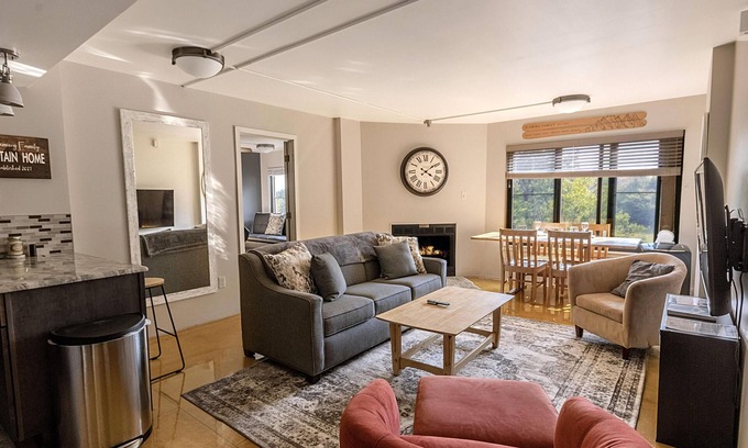 Snowshoe Condo | Elegant 2BR Retreat with Modern Kitchen & Pool Access