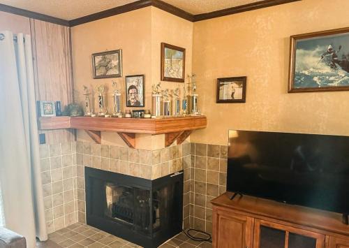 Snowshoe Apartment | SC113A1BR 1BA Sleeps six WIFI Hot Tub Free Parking