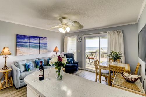 Isle of Palms House | Oceanfront Retreat at 309A Sea Cabin with Pool Access