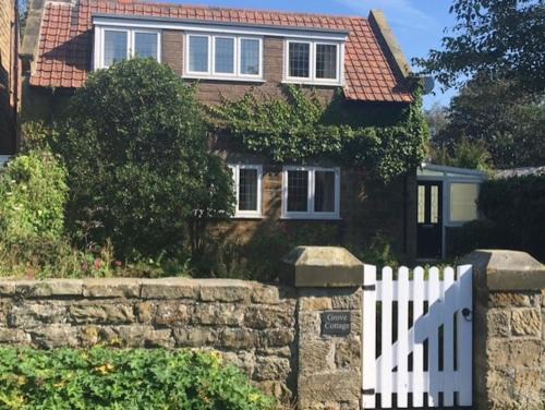 Scalby House | Scalby Grove Cottage: Eco-Friendly Retreat with Hot Tub