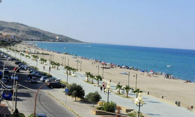 Strongoli Apartment | Oceanfront Scalo 15: Guest Rated 9/10 with Ocean Views