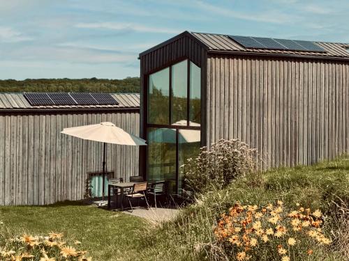 Warstein House | Scandi Micro House: Child-Friendly Retreat with 10/10 Rating