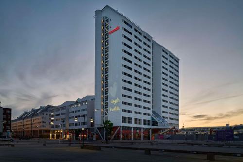 Ladugardsgardet Hotel | Scandic Södra Kajen: Pet-Friendly 4-Star Stay with Spa