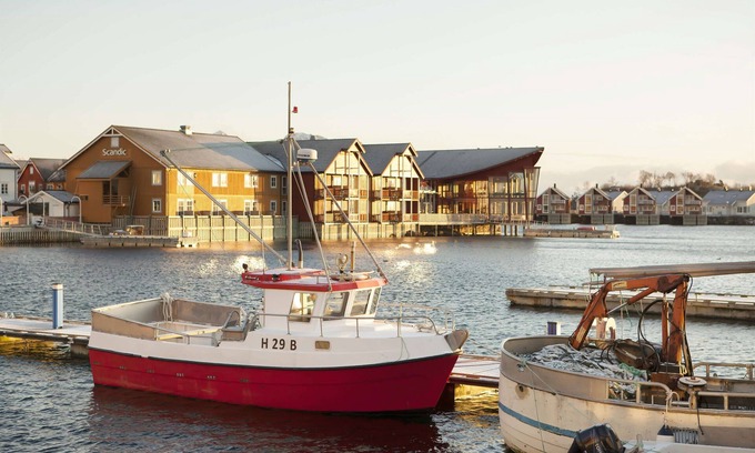 Svolvaer Hotel | Discover Scandic Svolvær: Family-Friendly with Breakfast