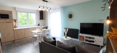 Saint-Priest Apartment | Cozy Scandy Appart with Balcony, Parking & 9/10 Rating