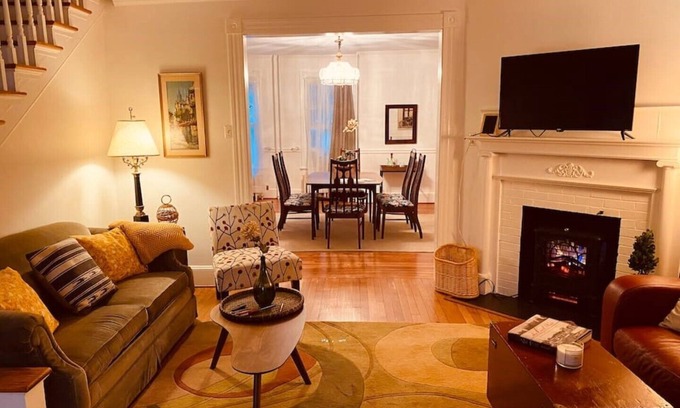 Old Town Winchester Apartment | Charming Scarborough Fair Walk to Downtown Two-Story Apt
