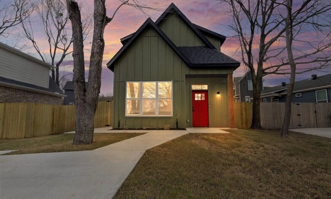 Fayetteville House | Top-Rated 3BR Cottage Near UofA with Hot Tub & Kitchen