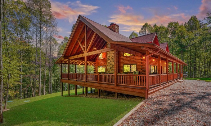 Logan Cabin | Scarlet Ridge: Family-Friendly Retreat Near Old Man's Cave