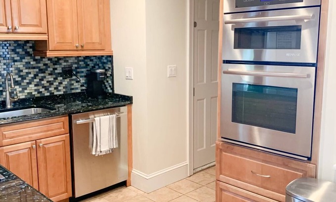 Scarsdale House | Inviting Scarsdale 2 Bedroom Sanctuary with Family Amenities
