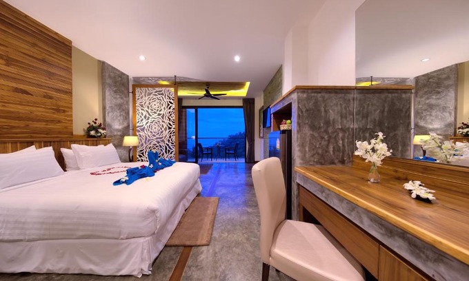 Lamai Apartment | Scenery Sunrise: Oceanfront Retreat with Pool & 9/10 Rating