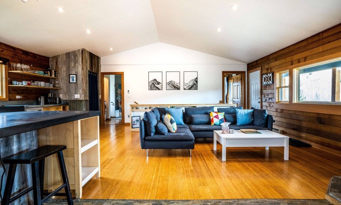 Victor House | Inviting 4 Bedroom Mountain Retreat with AC & Pet-Friendly Yard