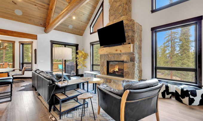 Blue River House | Scenic and Spacious 3-bedroom Home. Pet Friendly!