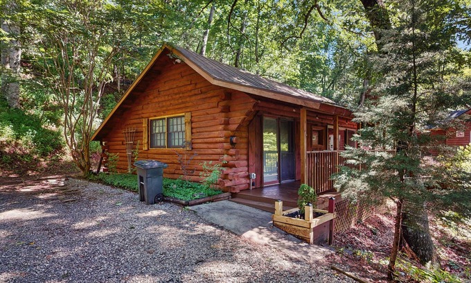 Horse Shoe House | Inviting Cabins with Fireplaces, Pet-Friendly and Child Gear