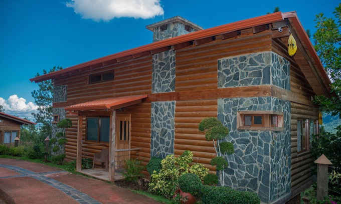 Jarabacoa Ski Chalet | Romantic 2 Bedroom Escape with Balcony Jacuzzi & Spa