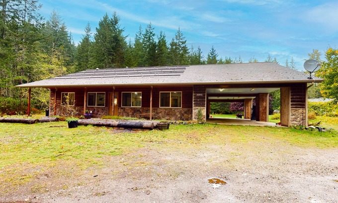 Port Orchard House | Dog-Friendly Retreat with Forest Views and Cozy Amenities