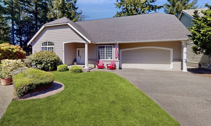 Port Orchard House | Scenic Golf Course Retreat in McCormick Woods – A Golfer’s Paradise
