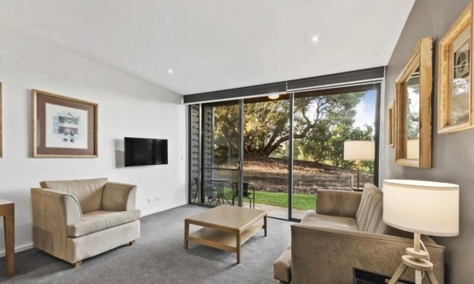 Fingal Apartment | Idyllic Golf & Spring Retreat: Poolside Family Escape