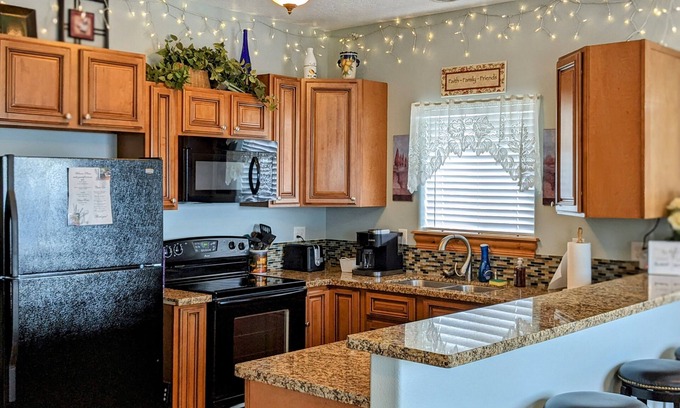 Weiser House | Unforgettable Guest House with Kitchen and Scenic Views