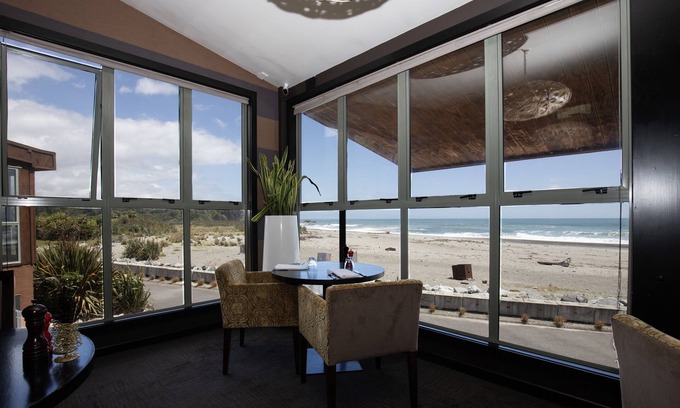 Punakaiki Hotel | Scenic Hotel Punakaiki: 4-Star Stay with Pool and Dining