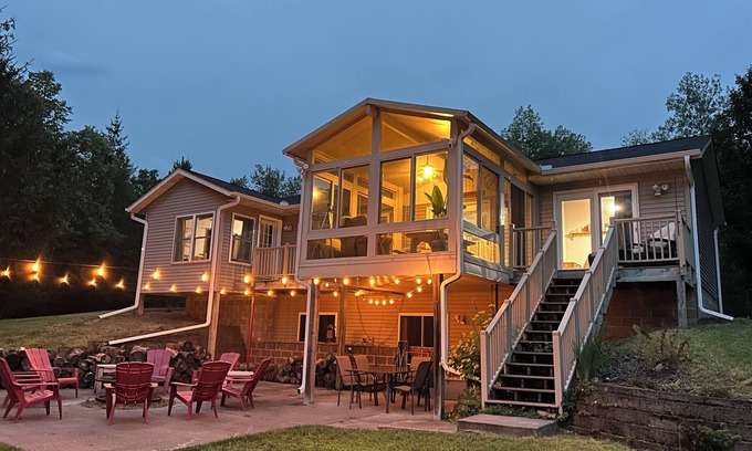 Rutledge Cabin | River Place Cabin: Family-Friendly Retreat with Kayaks & Sauna