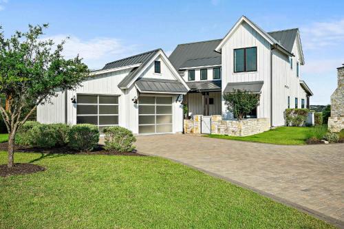 Spicewood House | Scenic Lake Travis Farmhouse - Pickleball - BBQ