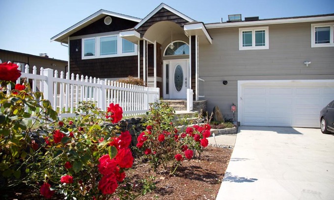 West End House | Beautiful Lake View Retreat with Spa & Hot Tub Amenities